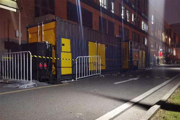 铜仁柴油发电机组的输出电压是如何调节的？